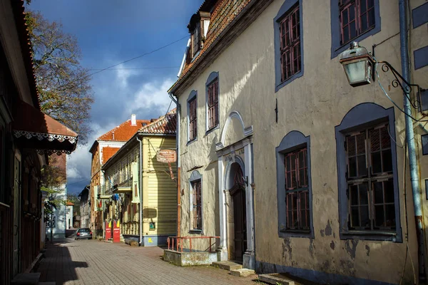 Old buildings in historical center of Parnu. — Stock Photo, Image