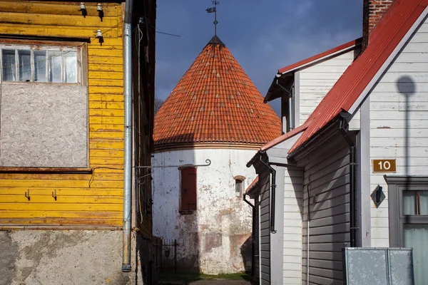 Det röda tornet i XV-talet i Pärnu, Estland. En del av den gamla defensiva stadsmuren. — Stockfoto