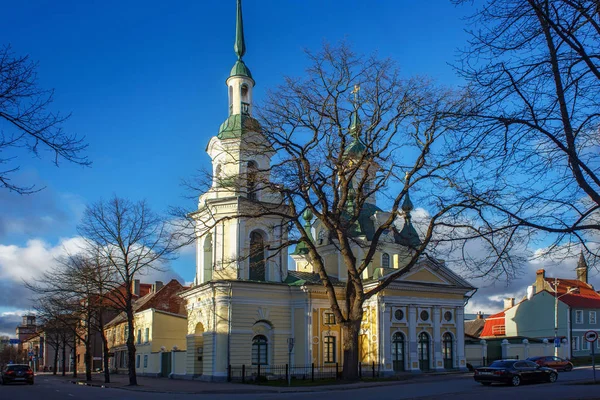 Pohled na kostel sv. Kateřina velký mučedník (Estonská pravoslavná církev moskevského patriarchátu) v historickém centru Parnu. — Stock fotografie
