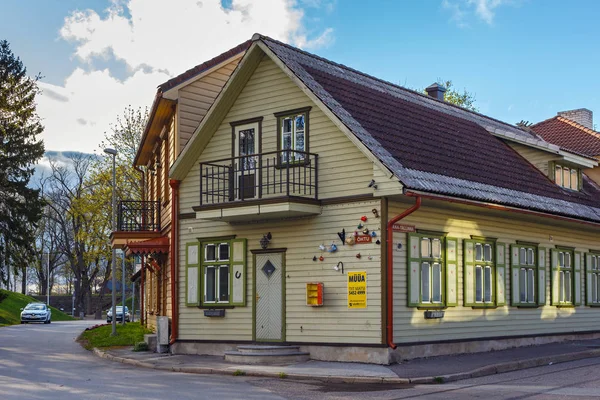 Gammal träbyggnad i historiskt centrum av Pärnu på Ohtu Street. — Stockfoto