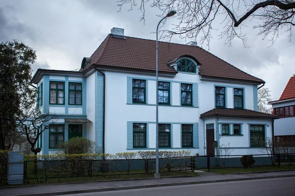 Blick auf das blaue Wohnhaus im historischen Zentrum von Parnu. — Stockfoto