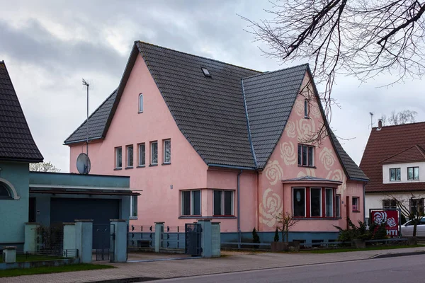 Beskåda av de gammala bostads-byggnaderna i historiskt centrera av Pärnu, Estland. — Stockfoto
