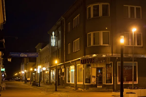 Nattutsikt över Ruutli Street i historiska centrum av Parnu — Stockfoto