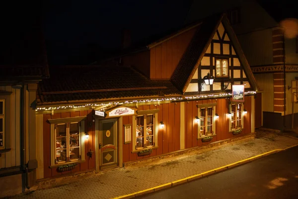 Parnu tarihi merkezinde yarı ahşap unsurları ile Edelweiss restoranın eski ahşap bina