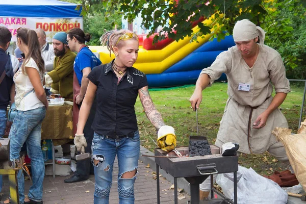 Open street workshop in blacksmithing and art forging in the resort town of Zelenogradsk (Cranz). — Stock Photo, Image