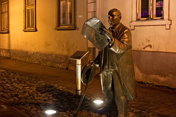 Ночной вид на скульптуру Иоганна Вольдемара Яннсена . — стоковое фото