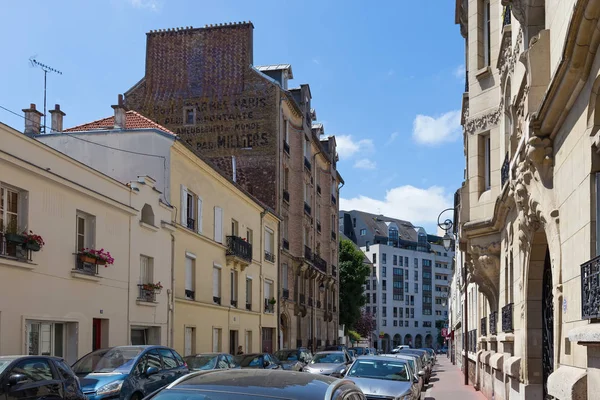 오래된 주거 용 건물 여름에 파리의 좁은 거리 중 하나. — 스톡 사진