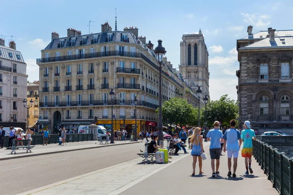 Turistas a pie en el Pont d 'Arcole (es un puente en París sobre el río Sena ). — Foto de Stock