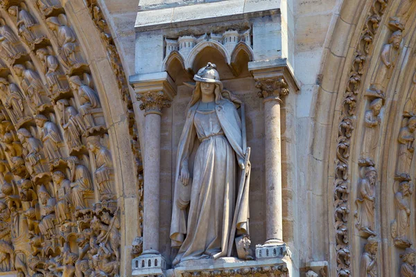 Sinagoga Alegoria estátua na parede da Notre-Dame de Paris . — Fotografia de Stock