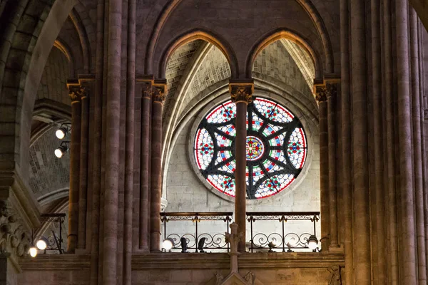 Interior da igreja de Notre-Dame de Paris . — Fotografia de Stock