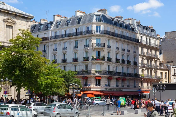 Alte historische Gebäude an der Straße d 'arcole im Zentrum von Paris. — Stockfoto