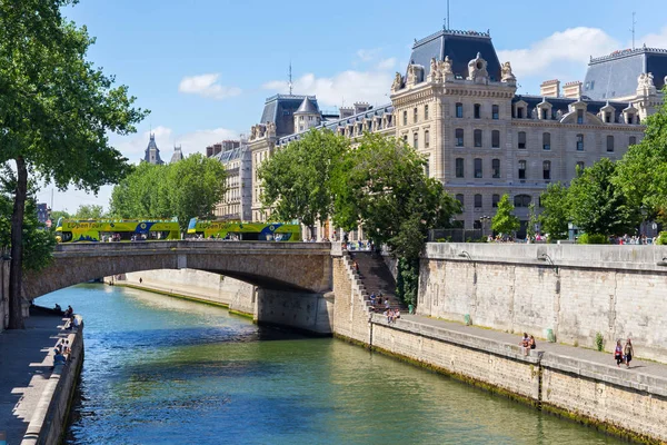 Blick auf das Gebäude der Polizeipräfektur und seinen Fluss im historischen Zentrum von Paris. — Stockfoto