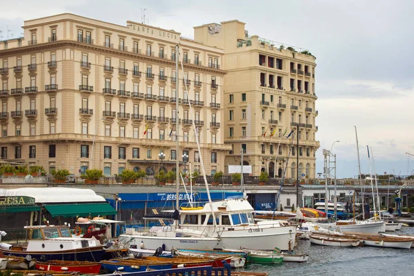 湾岸堤防近くのナポリの歴史的中心部にあるグランドホテルサンタルチア&ホテルエクセルシオールの眺め. — ストック写真