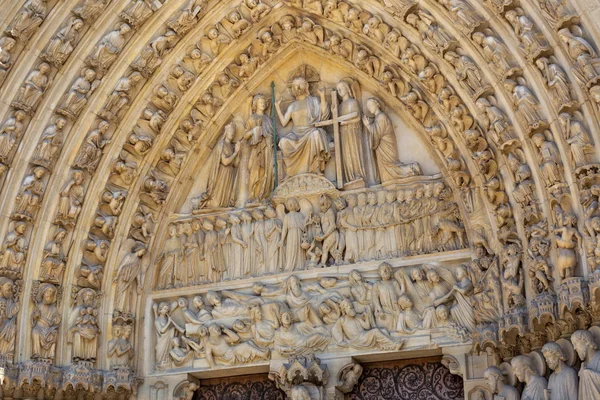 Fragment elewacji katedry Notre-Dame de Paris. — Zdjęcie stockowe
