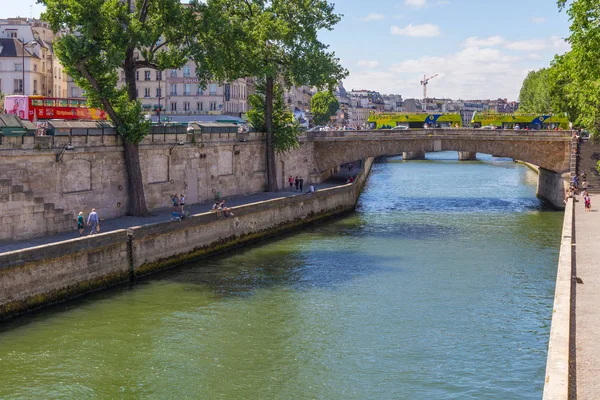 Blick auf die alte Steinbrücke über die Seine im historischen Teil von Paris. — Stockfoto