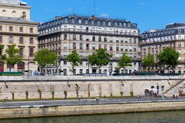Antiguos edificios históricos en el centro de París en verano con vistas al río Sena y a la calle Voie Georges-Pompidou . — Foto de Stock