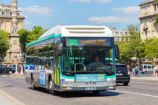 Modern halk otobüsü (Man üretim şirketi) Paris'in merkezinde Place du Chatelet meydanında.