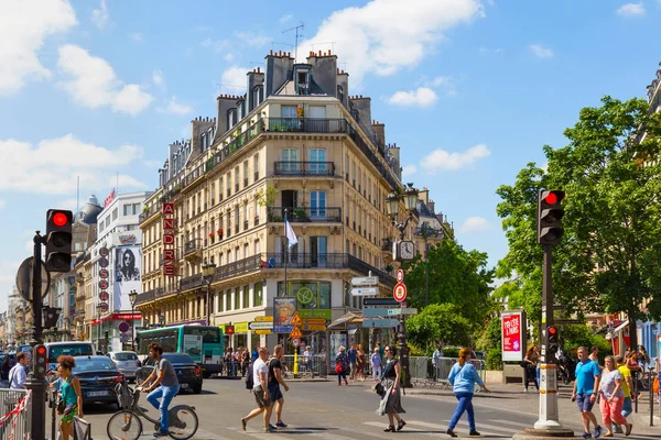 Alte steinerne Gebäude im Zentrum von Paris im Sommer. — Stockfoto