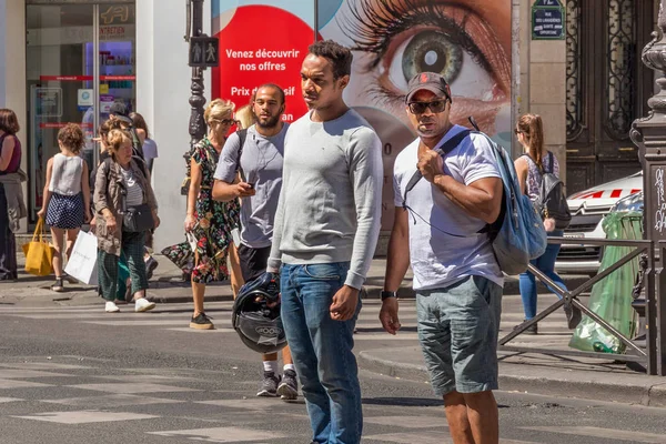 Két ismeretlen ember állt a kereszteződésnél a Rue de Rivoli utcában a Párizs középső részén. — Stock Fotó