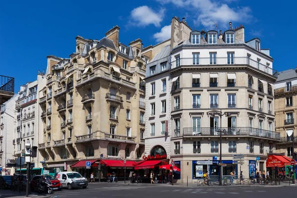 Vecchi edifici storici in pietra nel centro di Parigi durante l'estate . — Foto Stock