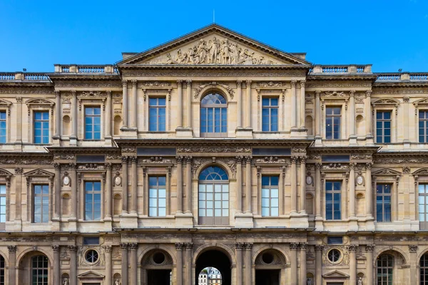 Vista de los edificios del Louvre. Es el museo de arte más grande del mundo y se encuentra en el histórico Palacio del Louvre — Foto de Stock