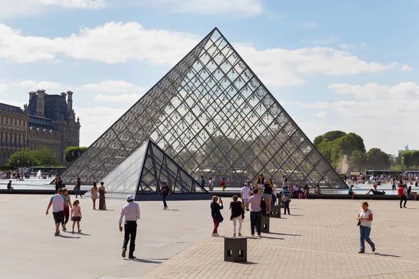 ルーヴル美術館の有名な近代的なガラスのピラミッドの眺め. — ストック写真