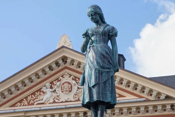 La escultura de una joven conocida como Annchen von Tharau o musa del famoso poeta prusiano Simon Dach — Foto de Stock