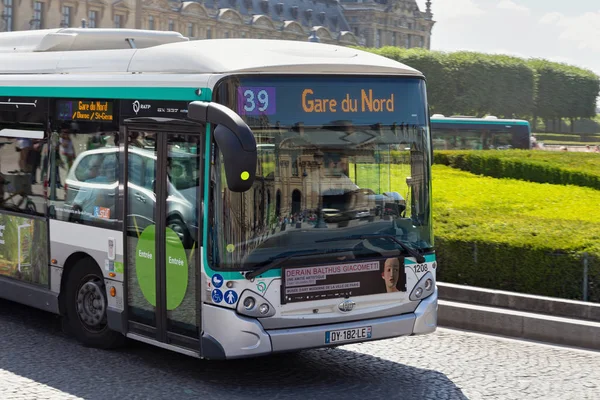 Bus vert public (Route 39 vers la Gare du Nord) sur la route près du célèbre Palais du Louvre — Photo