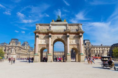 Paris'in tarihi merkezinde arc de Triomphe du Carrousel ve yaz günü ünlü Louvre Sarayı görünümü.