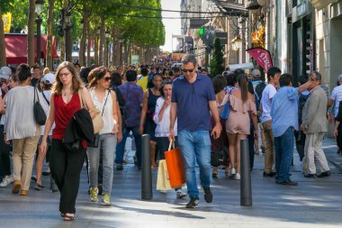 Paris'in merkezinde, Yaz aylarında Champs-Elysees Bulvarı'nda kimliği belirsiz kişiler.