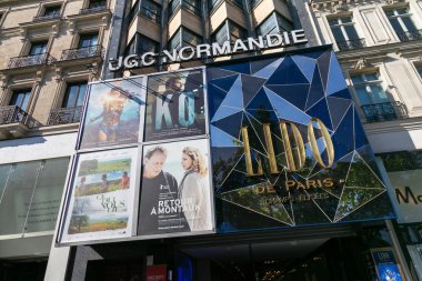 Avenue des Champs-Elysees üzerinde Paris'in merkezinde sinema girişi Ugc Normandie üzerinde Posterler.
