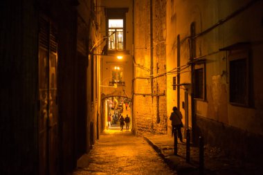 Gece Napoli tarihi kesiminde eski pejmürde dar caddelerden biri.