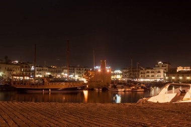 Kuzey Kıbrıs 'ta Kyrenia (Girne) eski limanının gece görünümü.