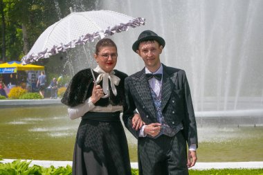 19. yüzyılın kostümleri bilinmeyen genç sanatçılar Kaliningrad Hayvanat Bahçesi 'nde festivalde turistler eğlendirmek.