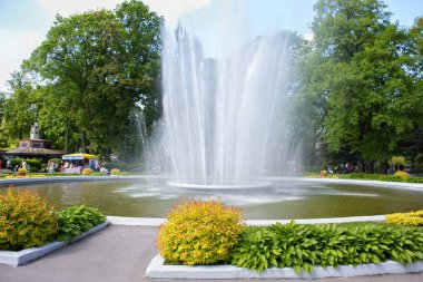 Kaliningrad Hayvanat Bahçesi'nde güzel eski tarihi çeşme. 