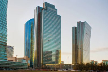 Astana kentinin merkezinde modern yüksek binaların görünümü.
