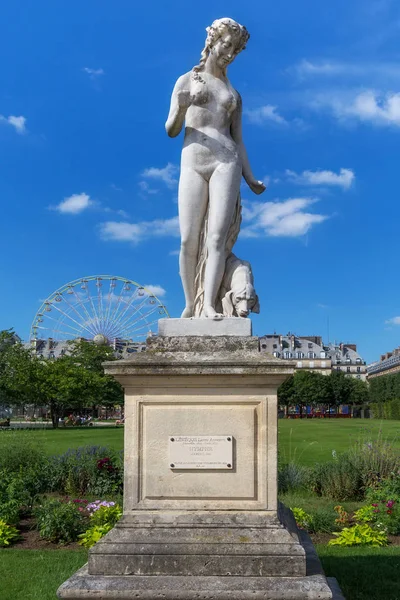Vista de la escultura de mármol Nymphe (1866) de Louis Auguste Leveque (1814-1875) en el Parque de las Tullerías . — Foto de Stock