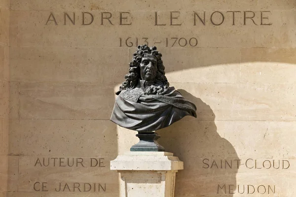 Busto del Andre Le Notre en el Parque de las Tullerías . — Foto de Stock