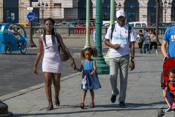 Unknown young family walking in the center of Paris in the summertime. — Stock Photo, Image