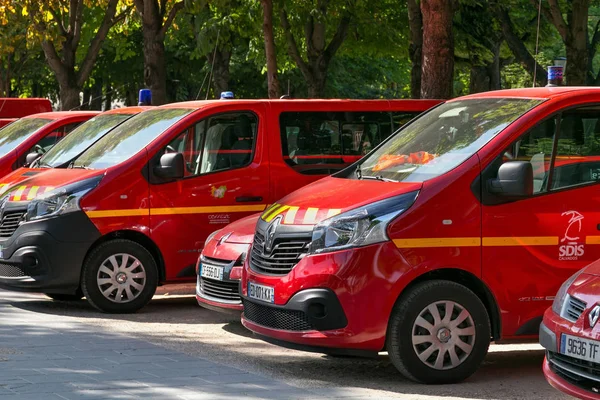 Coches rojos del Servicio de Bomberos y Rescate en el aparcamiento en el centro de París . — Foto de Stock