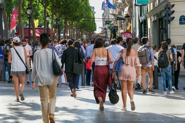 Neznámí lidé v centru Paříže na Avenue des Champs-Elypse v létě. — Stock fotografie
