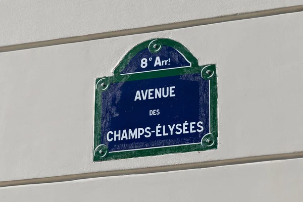Plaketa s názvem slavné francouzské ulice Avenue des Champs-Elypse na stěně budovy v 8.. — Stock fotografie