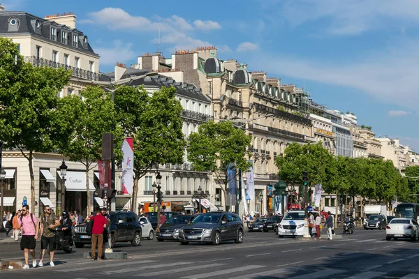 Estrada com passarela no centro de Paris na Avenue des Champs-Elysees . — Fotografia de Stock