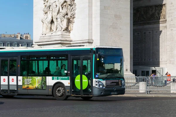 Bus public vert près de l'Arc de Triomphe dans le centre de Paris . — Photo