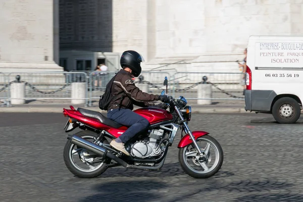 Neznámý dospělý samec na motocyklu v centru Paříže v létě. — Stock fotografie