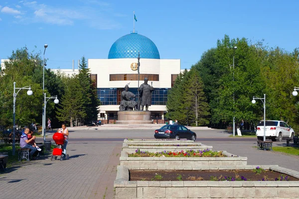 Monument aux fondateurs du Khanat Kazakh - Zhanibek et Kerey khans près du Musée du premier président du Kazakhstan . — Photo
