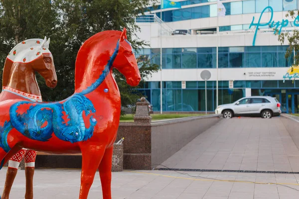 Instalación artística con figuras de caballos pintadas en diferentes ornamentos étnicos en Astana — Foto de Stock
