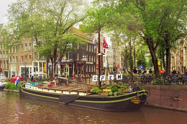 Stare budynki w pobliżu jednego z kanałów wodnych w historycznej części Amsterdamu. — Zdjęcie stockowe