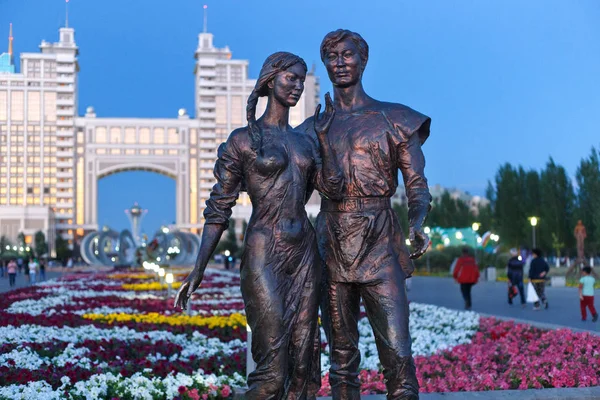 Escultura conocida como "Amantes" en el centro de Astana por la noche . — Foto de Stock