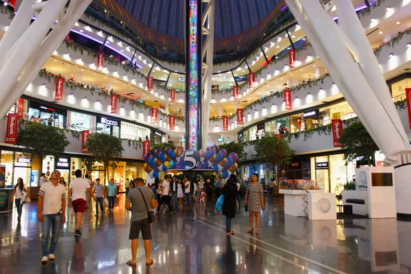 Vista dell'interno del moderno centro commerciale "Khan Shatyr " — Foto Stock